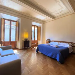 la-fonte-with-balcomy-closeby-piazza-del-campo.it-tuscanyhotel.com/